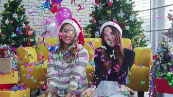 twee Aziatisch vrouw vieren Kerstmis gelukkig. video