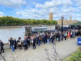 londres en el reino unido en septiembre de 2022. gente en una cola para ver a la reina acostada en el estado. foto