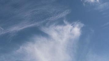 Cielo azul de lapso de tiempo de 4 k con nubes blancas video