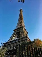 una vista panorámica de París en el verano foto