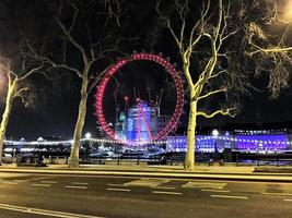 Londres en el Reino Unido en marzo de 2018. Una vista del ojo de Londres por la noche foto