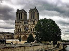 una vista panorámica de París en el verano foto