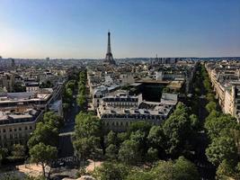 una vista panorámica de París en el verano foto