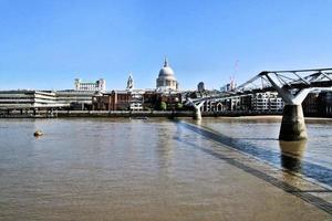 una vista del río támesis en londres en un día soleado foto