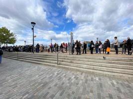 londres en el reino unido en septiembre de 2022. gente en una cola para ver a la reina acostada en el estado. foto