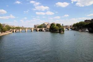 una vista panorámica de parís bajo el sol de verano foto