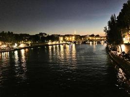 una vista panorámica de París en el verano foto