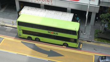 bus public de singapour exploité par sbs transit peint en vert video