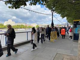 londres en el reino unido en septiembre de 2022. gente en una cola para ver a la reina acostada en el estado. foto