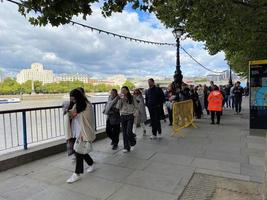 londres en el reino unido en septiembre de 2022. gente en una cola para ver a la reina acostada en el estado. foto