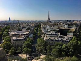 una vista panorámica de París en el verano foto