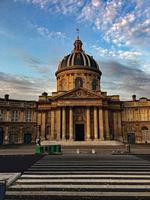 una vista panorámica de París en el verano foto