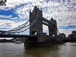 una vista del puente de la torre en londres foto