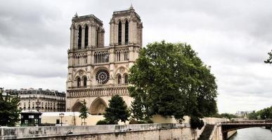 una vista panorámica de parís bajo el sol de verano foto