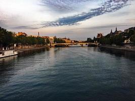 una vista panorámica de París en el verano foto