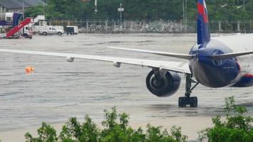 phuket, Tailandia 2 dicembre 2016 - aeroflot boeing 777 vq bqd in rullaggio dopo l'atterraggio all'aeroporto di phuket video