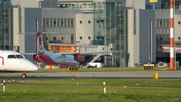 Düsseldorf, Tyskland juli 21, 2017 - airberlin bombardier rusa 8 q400 d abqp taxning efter landning. Düsseldorf flygplats, Tyskland video