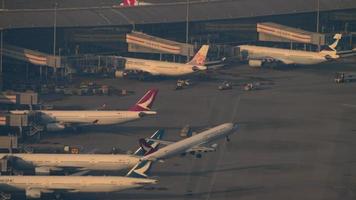 hong kong 9 novembre 2019 - vue aérienne de l'aéroport international de chek lap kok, hong kong, airbus a321 cathay dragon montée. video