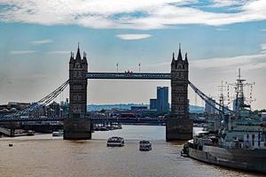 una vista del puente de la torre en londres foto