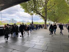 londres en el reino unido en septiembre de 2022. gente en una cola para ver a la reina acostada en el estado. foto