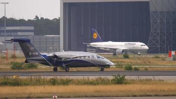 frankfurt am main, alemania 19 de julio de 2017 - aerolínea privada airgo piaggio p180 avanti d ivin antes de despegar en la pista 18. fraport, frankfurt, alemania video