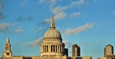 una vista de la catedral de san pablo en londres foto