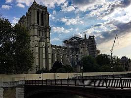 una vista panorámica de París en el verano foto