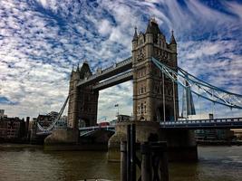 una vista del puente de la torre en londres foto