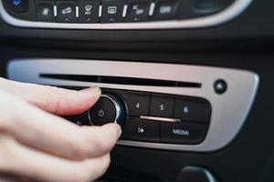 presione a mano el botón de la radio del coche, cierre foto