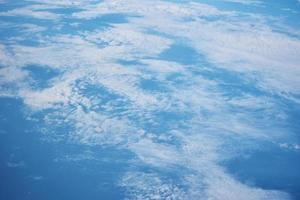 cielo azul nublado, vista desde la ventana del avión. vista aérea del paisaje nuboso foto