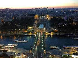 una vista panorámica de París en el verano foto