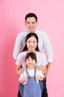 imagen de familia asiática joven aislada sobre fondo rosa foto