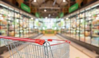 carrito de compras vacío en el fondo de la tienda de comestibles del supermercado foto