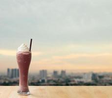 cacao helado en mesa de madera foto