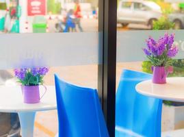 asientos azules en la zona exterior de la cafetería foto