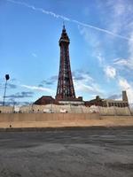 una vista de la torre de blackpool al atardecer foto