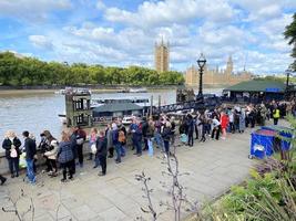 londres en el reino unido en septiembre de 2022. gente en una cola para ver a la reina acostada en el estado. foto