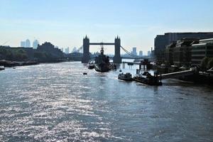 una vista del río támesis en londres en un día soleado foto