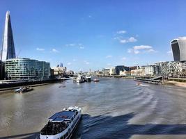 una vista del río támesis en londres foto