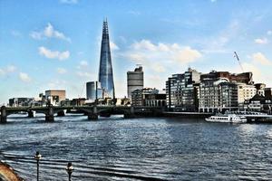 una vista del río támesis en londres en un día soleado foto