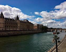 una vista panorámica de París en el verano foto