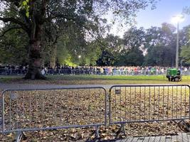 londres en el reino unido en septiembre de 2022. gente en una cola para ver a la reina acostada en el estado. foto