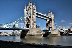 una vista del puente de la torre en londres foto