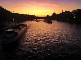 una vista panorámica de París en el verano foto