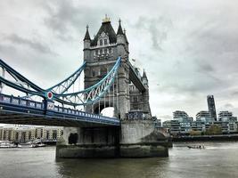 una vista del puente de la torre en londres foto