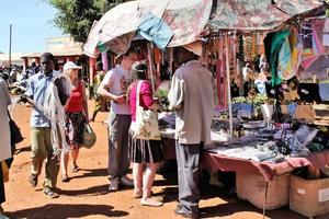 kimilili en kenia en febrero de 2011. una vista de personas que venden productos en kenia foto