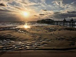 una vista de una puesta de sol sobre la haya de blackpool foto