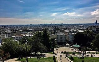 una vista panorámica de París en el verano foto