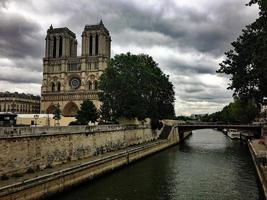 una vista panorámica de París en el verano foto