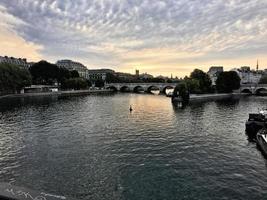 una vista panorámica de París en el verano foto